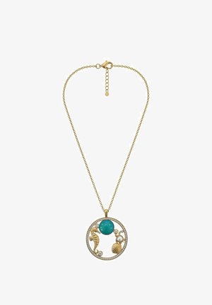 Collier chaîne en or avec un pendentif circulaire ornée d'une pierre turquoise, d'un hippocampe, d'un coquillage, d'une perle et de petits cristaux clairs.