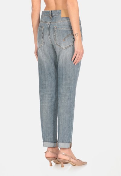 Jeans azzurri chiari a vita alta con una vestibilità rilassata, orli risvoltati e toppa in pelle marrone. Presenta due tasche posteriori e dettagli cuciti.