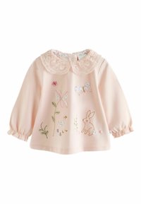 Top rosa de manga larga con un cuello de encaje y diseños bordados de flores, un conejito, un pato y mariposas. Tela suave y texturizada.