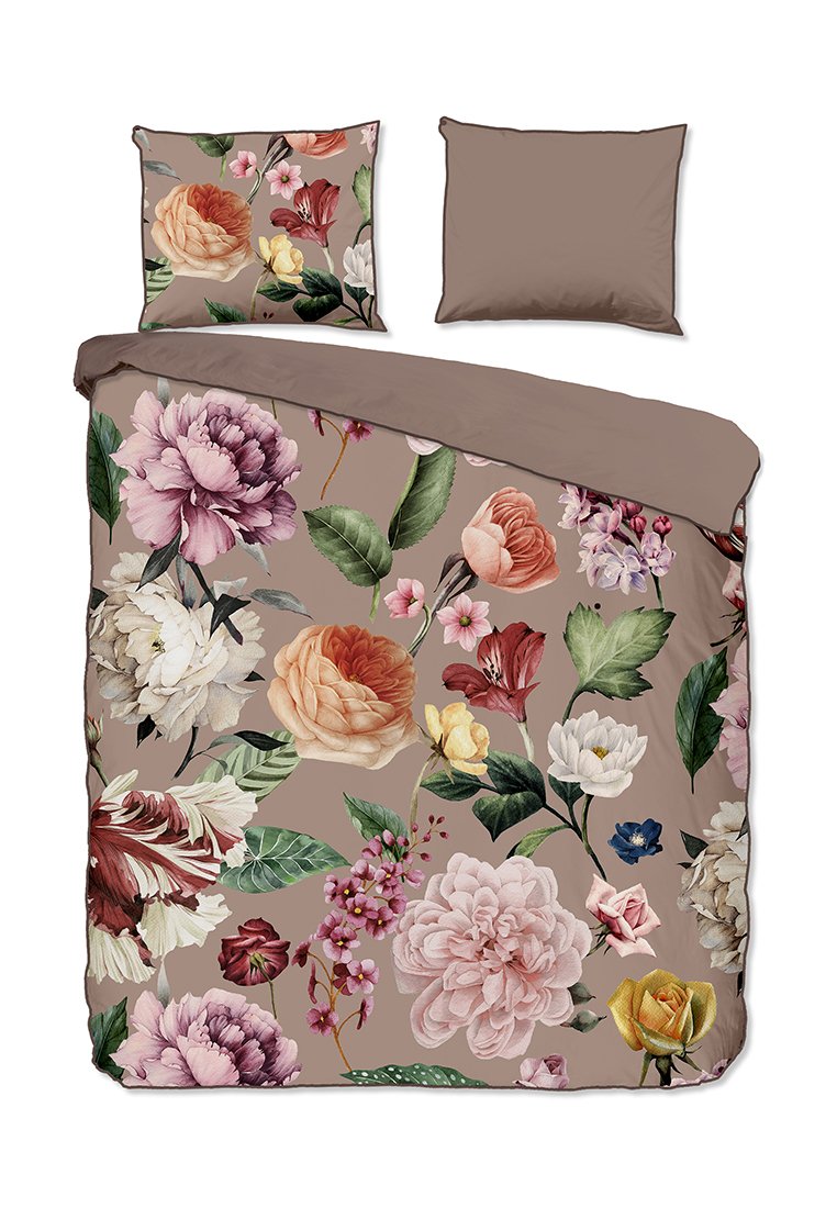 Blumiges Bettwäsche-Set mit großen, bunten Blumen und grünen Blättern auf einem gedämpften braunen Hintergrund, kombiniert mit einfarbigen braunen Kopfkissenbezügen.