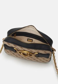 Borsa in tessuto marrone chiaro dalla trama, con dettagli in pelle nera, accessori in tonalità oro, scomparti con zip e tracolla a catena.