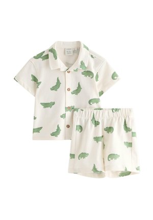 Set met korte mouwen van een crème kleurig shirt en korte broek met groene cartoon krokodillenprint, houten knopen op het shirt, elastische tailleband van de korte broek.
