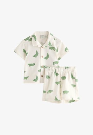 Set met korte mouwen van een crème kleurig shirt en korte broek met groene cartoon krokodillenprint, houten knopen op het shirt, elastische tailleband van de korte broek.