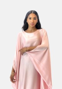 Flödande rosa satin klänning med vida ärmar, rund halsringning och subtil lyster, med en lös passform och elegant drapering.