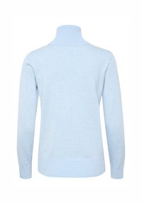 Ljusblå tröja med hög krage, långa ärmar, ribbade muddar och nederkant, tillverkad av ett mjukt, texturerat stickat tyg.