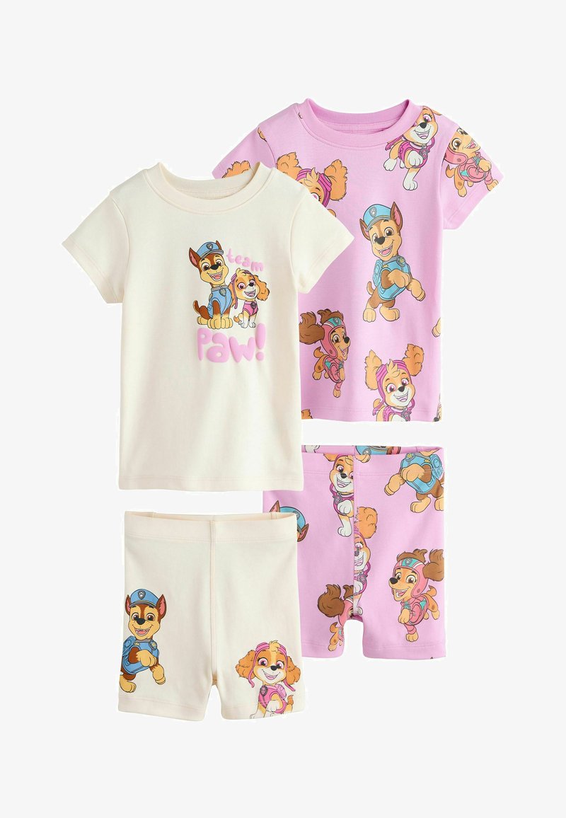 Deux ensembles de pyjamas pour enfants avec des personnages de Pat'Patrouille ; un crème avec le texte « équipe patte ! », un rose avec des imprimés de personnages sur toute la surface.
