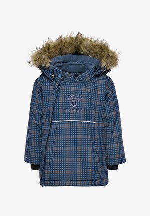 Blåt ternet vinterjakke med falsk pels hætte, lynlås og knaplukninger, samt elastiske manchetter. Har logo broderi på forsiden.