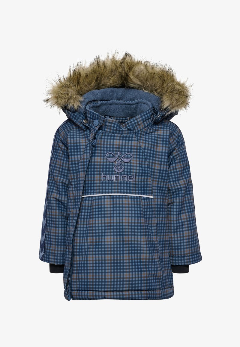 Blåt ternet vinterjakke med falsk pels hætte, lynlås og knaplukninger, samt elastiske manchetter. Har logo broderi på forsiden.