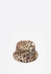 Kapelusz typu bucket z futra syntetycznego w kolorze w leopardzie, o miękkiej fakturze, okrągłej koronie i szerokim rondzie, prezentujący mieszankę jasnobrązowych i ciemnobrązowych odcieni.