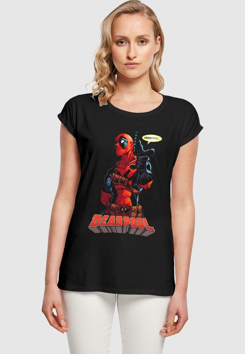 Juodas medvilninis marškinėliai su spalvinga Deadpool grafika, raudonos ir juodos spalvos, apvaliu kaklu ir trumpomis rankovėmis.