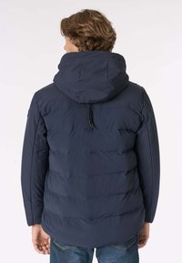 Giacca puffer navy con cappuccio, caratterizzata da un design trapuntato e polsini elasticizzati. Tessuto morbido; coulisse regolabile al colletto.
