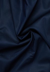 Tessuto blu navy con una superficie liscia e testurizzata; presenta una caduta morbida e una leggera lucentezza, che esalta l'aspetto di profondità.