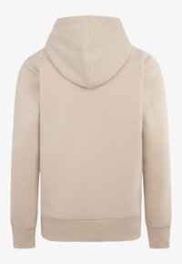 Sudadera beige con una textura suave, que presenta una gran capucha y puños y dobladillo acanalados. Sin patrones de diseño visibles. Vista trasera solamente.