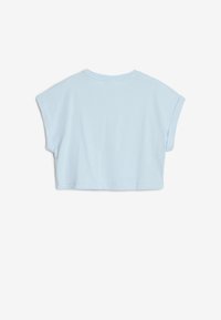 Beskaaret T-shirt i lys blå bomuld med korte ærmer og rund halsudskæring. Glat tekstur med en afslappet pasform.