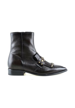 Schwarzer Leder-Stiefelette mit niedrigem Absatz, spitzer Zehenpartie und dekorativen Fransen sowie Metallnieten am vorderen Riemen.
