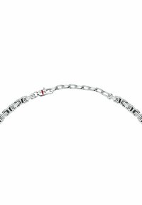 Bracciale in argento con maglie intrecciate, con una finitura lucida e una chiusura contrassegnata da un piccolo accento rosso.