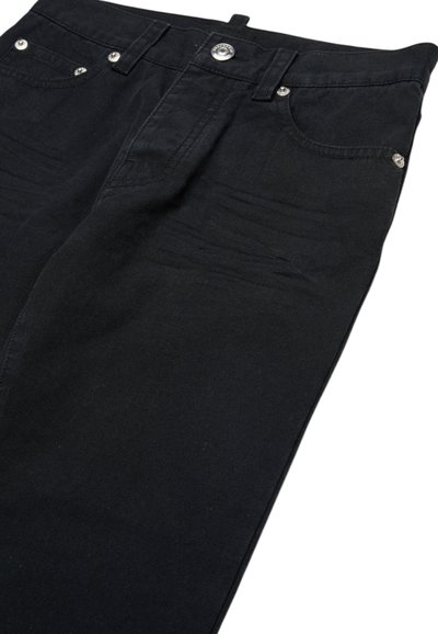 Jeans in denim nero con un taglio classico, design a cinque tasche, bottone in metallo e rivetti, texture liscia e leggera usura.