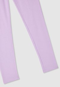 Primo piano di un tessuto a maniche lunghe di colore lavanda che mostra una texture liscia e cuciture su uno sfondo chiaro.