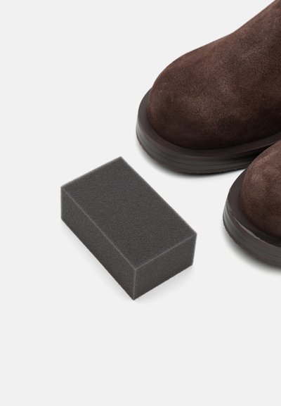 Stuart Weitzman BOLD ZIP BOOTIE - Lage laarzen - dark brown