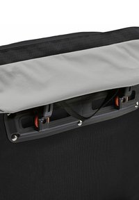 Schwarzer Rucksack mit grauem Deckel. Verfügt über ein strukturiertes Design, verstellbare Riemen und orangefarbene Beschläge für Befestigungen. Texturiertes Material.