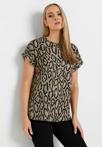 Olivenfarbener Kurzarm-Top mit einem schwarzen Leopardenmuster. Der Stoff hat eine glatte Textur und eine lässige Passform am Saum.