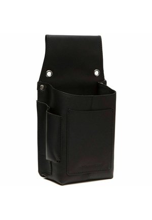 Borsa in pelle nera con chiusura a patta e bottoni a pressione, dotata di molteplici tasche e una texture liscia. Design compatto e funzionale.