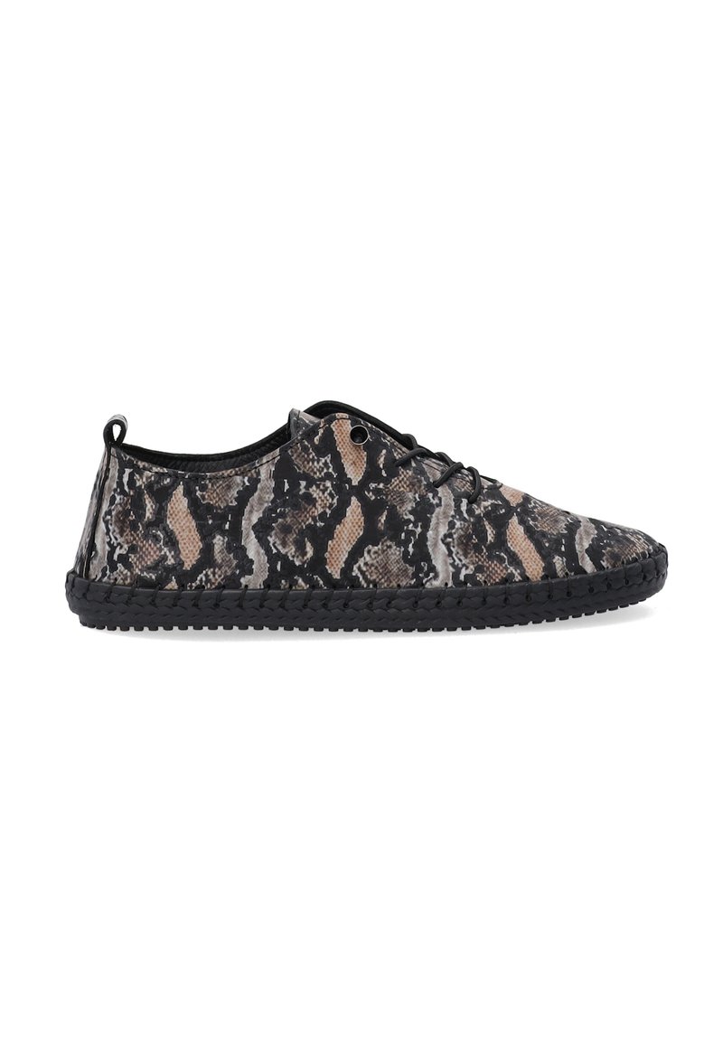 Zwart en beige sneakers van canvas met slangenprint, een ronde neus, vetersluiting en een gestructureerde zwarte rubberen zool.