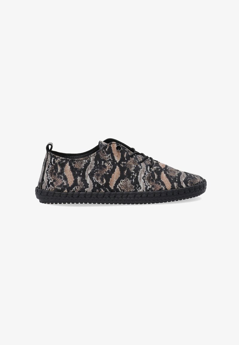 Zwart en beige sneakers van canvas met slangenprint, een ronde neus, vetersluiting en een gestructureerde zwarte rubberen zool.