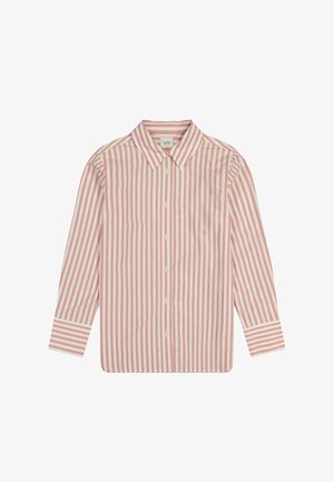 Chemise à manches longues avec boutons, rayures verticales blanches et rouge clair, col pointu, posée à plat sur un fond blanc.