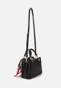 Borsa a tracolla in pelle nera texturizzata con doppio manico superiore, tracolla regolabile, hardware dorato e una sciarpa decorativa a motivo attaccata.
