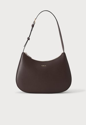 Borsa a tracolla in pelle marrone scuro con forma curva, tracolla regolabile, cerniera dorata e piccolo logo Furla dorato sul davanti.