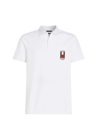 Camisa polo blanca hecha de algodón, con cuello y mangas cortas. En el lado izquierdo del pecho tiene un pequeño logo bordado en rojo, blanco y azul.