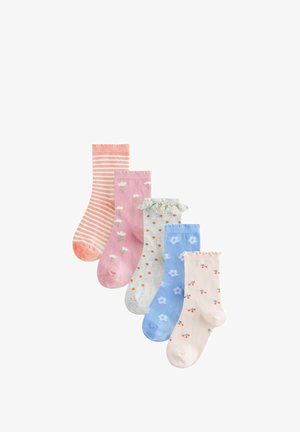 Cinco pares de calcetines: a rayas en color rosa, rosa con estampado floral, gris claro con puntos naranjas, azul con flores y rosa pálido con diseño de cerezas.