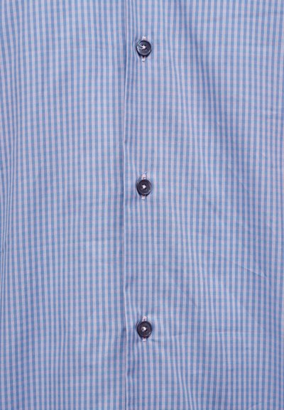 Ύφασμα πουκάμισου με μπλε και λευκό καρό σχέδιο και τρία ορατά σκούρα κουμπιά ραμμένα με λευκό νήμα σε κατακόρυφη γραμμή.