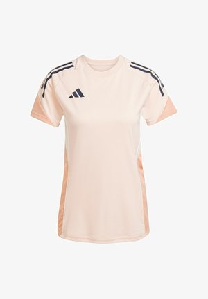 Camisa atlética de color rosa claro con mangas cortas, rayas marinas en los hombros y escote redondo, fabricada con un tejido transpirable.