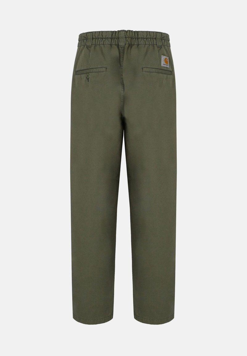 Pantalones de cintura elástica color verde oliva con dos bolsillos de ojal en la parte trasera, uno con botón, y un pequeño parche con el logo de la marca en el lado derecho.