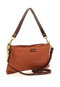 Borsa a mano rettangolare in pelle marrone con accessori dorati, doppio manico tra cui una tracolla e una tracolla incrociata regolabile, e una piccola placca del marchio sul davanti.
