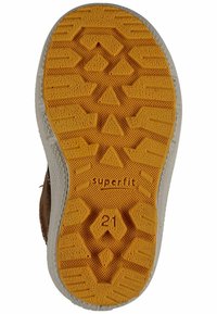 Suela de zapato con un diseño de goma amarilla texturizada que presenta patrones geométricos. Lado gris y marca "superfit" visibles. Tamaño 21 indicado.