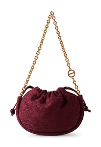 Borsa in tessuto borgogna con superficie testurizzata, parte superiore arricciata e tracolla in catena dorata. Presenta un sistema di chiusura con lacci e un accent hardware.