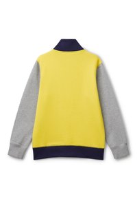 Felpa a maniche lunghe con corpo giallo e maniche grigie. Presenta un colletto e un orlo a coste blu navy, realizzata in morbido tessuto di cotone.