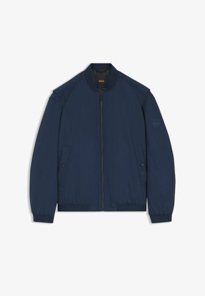 Chaqueta bomber azul marino con cremallera frontal, bolsillos laterales con botones a presión, puños y dobladillo acanalados, y etiqueta de la marca en el cuello y la manga izquierda.