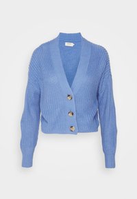 Ljust blå stickad kofta med V-ringning, långa ärmar och tre stora knappar fram. Har ett strukturerat mönster över hela plagget.