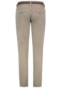 Beige chino's met een gladde textuur, voorzien van twee achterzakken met knopen en een geweven bruine riem, met een rechte pijp.
