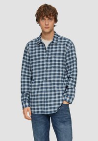 Blauw en wit geruit flanellen overhemd met een button-down kraag, lange mouwen en een borstzak; gladde textuur en reguliere pasvorm.