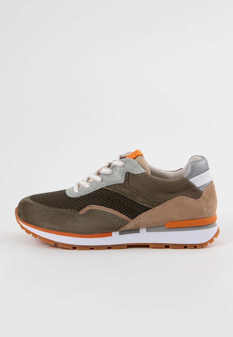 Chaussure de sport avec un mélange de daim vert olive, de panneaux en maille et d'accents gris. Semelle intermédiaire blanche avec des détails orangés. Design à lacets.
