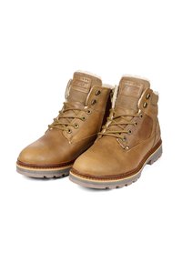 Botas de cuero marrón con forro de felpa, puntera redonda, ojales de metal y costuras en contraste; altura a medio pantorrilla con un acabado texturizado.