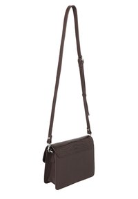 Brązowa skórzana torba na ramię z teksturowanym klapą, gładkim korpusem, regulowanym paskiem i metalowymi akcentami.