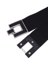 Cintura elastica nera con una grande fibbia rettangolare caratterizzata da un bordo argentato e un piccolo accento quadrato, texture liscia e chiusura sicura.
