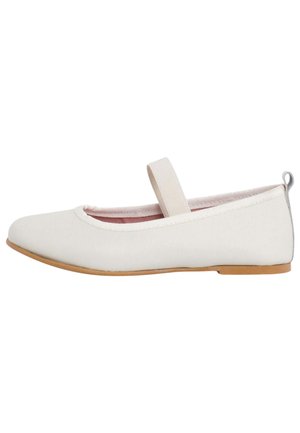 Ballerines blanches avec un bout rond, une sangle élastique et une texture douce. Elles disposent d'une doublure rose et d'une fine semelle en caoutchouc brun.