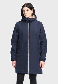 Marineblauwe lange parka van waterafstotende stof, met een rits aan de voorkant, zijzakken en een gevoerde capuchon met elastische manchetten.
